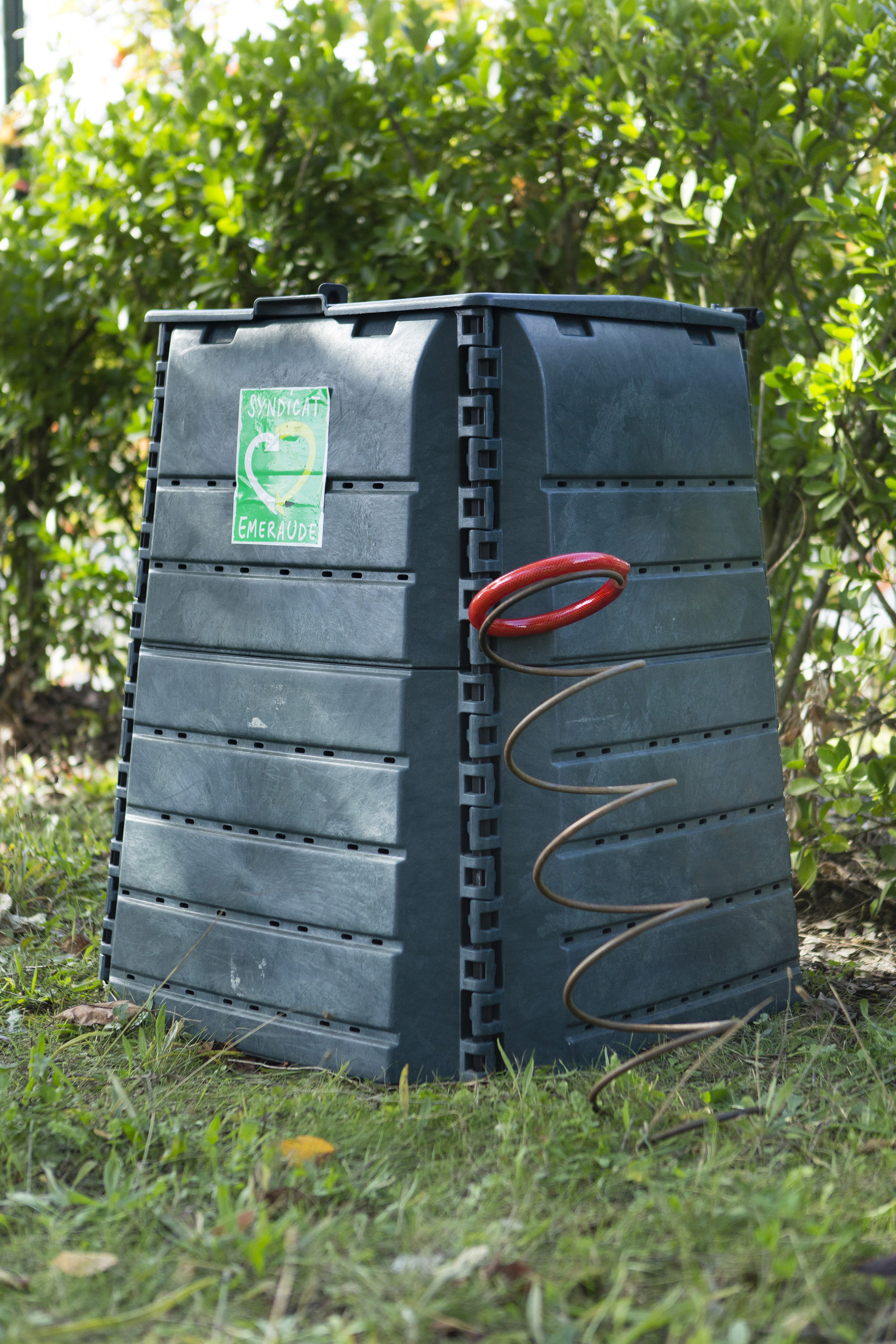 Un composteur collectif sans odeur et sans insecte pour vous réconcilier  avec le compostage - France Bleu